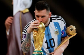 Ο Λιονέλ Μέσι δίνει ένα φιλί στο τρόπαιο του Μουντιάλ που κατέκτησε με την Αργεντινή στο Κατάρ