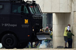 Θωρακισμένο όχημα της Αστυνομίας έξω από το Κογκρέσο της Βραζιλίας