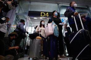 Κινέζοι τουρίστες φθάνουν σε αεροδρόμιο στην Ταϊλάνδη μετά την άρση των περιοριστικών μέτρων για τον κορωνοϊό στην Κίνα