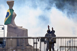 Στρατιώτες στην Μπραζίλια μπροστά σε άγαλμα στο Ανώτατο Δικαστήριο της Βραζιλίας μετά την εισβολή υποστηρικτών του Μπολσονάρου