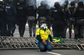 Υποστηρικτής του Μπολσονάρου ανάμεσα σε αστυνομικούς μετά την εισβολή στο Κογκρέσο στην πρωτεύουσα της Βραζιλίας