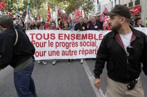 Γαλλία: Στα 64 χρόνια θα αυξηθεί η ηλικία συνταξιοδότησης μέχρι το 2030, σύμφωνα με νομοσχέδιο που προωθεί η κυβέρνηση ελπίζοντας ότι θα εξοικονομήσει 17,7 δισεκ. ευρώ	