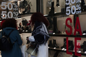 Καταναλωτές κατά τη διάρκεια των χειμερινών εκπτώσεων 2023