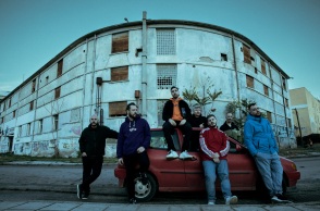 Pindos Atletico και BAiLDSA εξηγούν στην ATHENS VOICE πώς δημιουργήθηκε το τραγούδι «POPOPO» και πώς προέκυψε η συνεργασία τους.