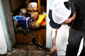 Σπίτι στο Λος Άντζελες μέσα στις λάσπες και στα χώματα μετά τη νέα κακοκαιρία στην Καλιφόρνια