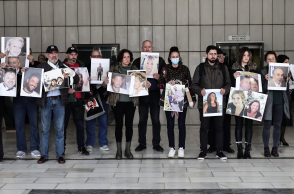 Δίκη για το Μάτι: Στιγμιότυπο έξω από την Αίθουσα του Εφετείου, οι συγγενείς των θυμάτων κρατούν τις φωτογραφίες τους 