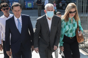 Ο Πέτρος Φιλιππίδης με τους δικηγόρους του