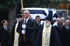 Το φέρετρο με τη σορό του τέως βασιλιά Κωνσταντίνου