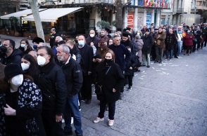 Πλήθος κόσμου στο λαϊκό προσκήνυμα για τον τέως βασιλιά Κωνσταντίνο