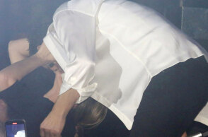 Ο Σάκης Ρουβάς φιλά την Κάτια Ζυγούλη στο μαγαζί που τραγουδά