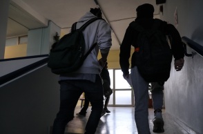 Μαθητές σε διαδρόμους σχολείου