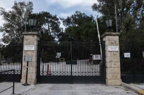 Κολλέγιο Αθηνών: Άνδρας μπήκε με μαχαίρι