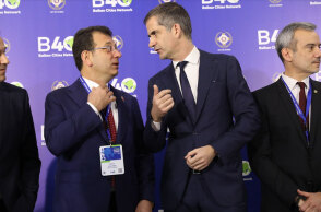 Ο δήμαρχος Αθηναίων Κώστας Μπακογιάννης και ο τούρκος ομόλογός του της Κωνσταντινούπολης Εκρέμ Ιμάμογλου στη Σύνοδο B40