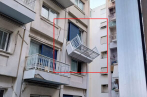 Το μπαλκόνι στη Συγγρού που έχει ξεκολλήσει από το ξενοδοχείο