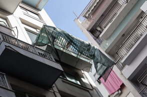 Στη Συγγρού μπαλκόνι κρέμεται σε ξενοδοχείο