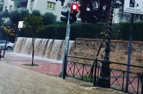 Κακοκαιρία: «Καταρράκτες» στη Βασιλίσσης Σοφίας και στον Λόφο Στρέφη