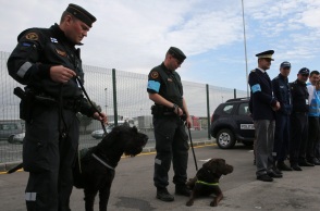 Κομισιόν: Αντίθετη στη χρηματοδότηση κατασκευής «τοίχων και φρακτών»