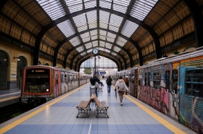 Συρμός του ΗΣΑΠ στον τερματικό σταθμό του Πειραιά