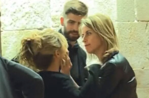 Η μάνα του Πικέ πιάνει από το πρόσωπο τη Σακίρα