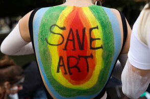 Παράσταση διαμαρτυρίας στο κέντρο της Αθήνας για την καλλιτεχνική εκπαίδευση