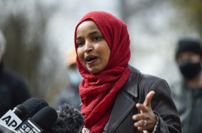 ΗΠΑ: Οι Ρεπουμπλικάνοι εκδίωξαν τη Δημοκρατική Ιλχάν Ομάρ από την Επιτροπή Εξωτερικών Υποθέσεων της Βουλής επειδή στο παρελθόν έκανε αντισημιτικές δηλώσεις