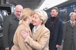 Η Ούρσουλα φον ντερ Λάιεν κατά τη σημερινή άφιξή της στον σιδηροδρομικό σταθμό του Κιέβου