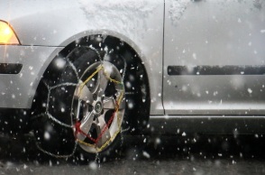 Κακοκαιρία «Μπάρμπαρα»: Ουρές στα καταστήματα που πουλούν αντιολισθητικές αλυσίδες