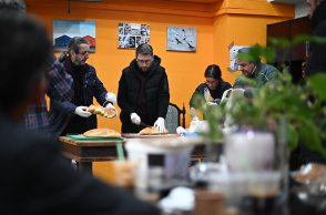 Στην κοινωνική κουζίνα «Ο Άλλος Άνθρωπος» ο Νίκος Ανδρουλάκης