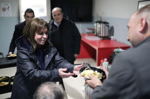 Η Πρόεδρος της Δημοκρατίας Κατερίνα Σακελλαροπούλου μοίρασε γεύματα στους άστεγους