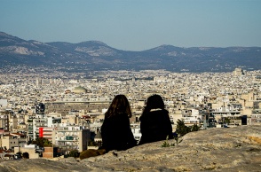 Νέοι κοιτούν την Αθήνα από ψηλά