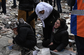 Θρήνος πάνω από τα χαλάσματα μετά τον σεισμό στην Τουρκία