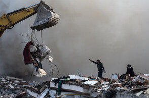 Μπουλντόζα απομακρύνει χαλάσματα μετά τον σεισμό στην Τουρκία στη επαρχία Χατάι