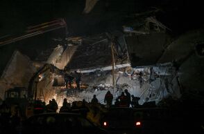 Στη μάχη της διάσωσης εγκλωβισμένων και ομάδα της ΕΜΑΚ @Ercin Erturk/Anadolu Agency via Getty Images