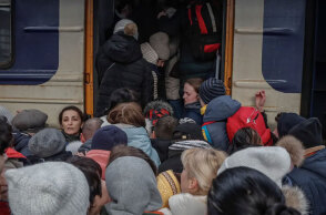 Ουκρανοί πρόσφυγες γεμίζουν ασφυκτικά τρένο, προκειμένου να απομακρυνθούν από εμπόλεμη ζώνη