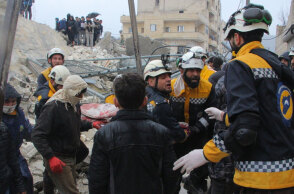 Διασώστες από τα «Λευκά Κράνη» στη Συρία έχουν μόλις βγάλει από τα χαλάσματα κάτοικο μετά τον σεισμό στη γειτονική Τουρκία