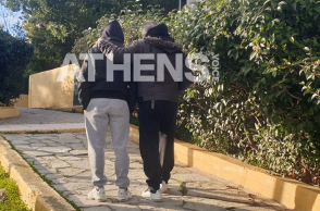 Ο 19χρονος που δέχθηκε την επίθεση έχει στο πλευρό του τον πατέρα του