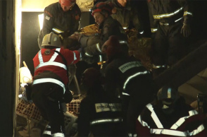 Στιγμιότυπο από τη διάσωση νεαρής γυναίκας στο Χατάι