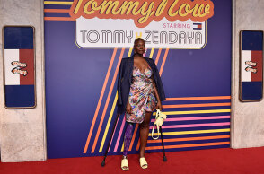 Η Mama Cax, το μοντέλο με το ένα πόδι, σε επίδειξη του Tommy Hilfiger τον Μάρτιο του 2019 στο Παρίσι