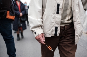 Συνταξιούχος με κομπολόι στο χέρι