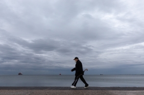 Συνταξιούχος περπατά σε παραλία