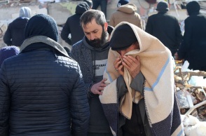 Σεισμός στην Τουρκία: Οι επιζώντες αναζητούν τους συγγενείς τους σε γήπεδα και χώρους στάθμευσης