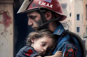 Διασώστης της ΕΜΑΚ στην Τουρκία με κοριτσάκι στην αγκαλιά