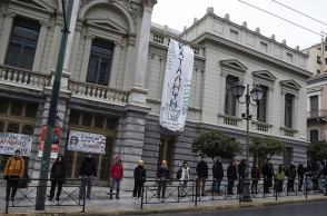 Ανθρώπινη αλυσίδα περιμετρικά του κτηρίου Τσίλερ όπου στεγάζεται το Εθνικό Θέατρο, από καλλιτέχνες που πραγματοποιούν κατάληψη