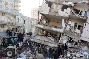 Πολυκατοικίες κατέρρευσαν σαν χάρτινοι πύργοι μετά τον φονικό σεισμό που χτύπησε την Τουρκία και τη Συρία