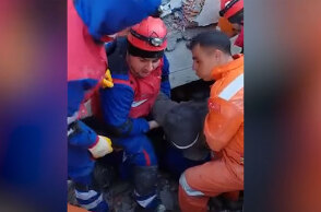 Διασώστες στην Τουρκία απεγκλώβισαν ηλικιωμένο 56 ώρες μετά τον σεισμό