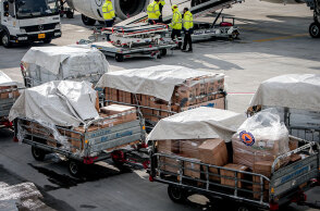 Ανθρωπιστική βοήθεια για τους σεισμοπαθείς στην Τουρκία φορτώνεται σε αεροσκάφος στην Αθήνα