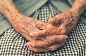 Χέρια ηλικιωμένης γυναίκας