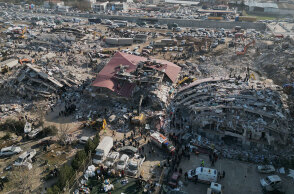 Στην Τουρκία ο σεισμός ισοπέδωσε οικοδομικό τετράγωνο στην πόλη Καχραμανμαράς