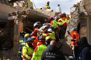 Διασώστες στην Τουρκία ανέσυραν ζωντανή μια 40χρονη από τα ερείπια 104 ώρες μετά τον σεισμό