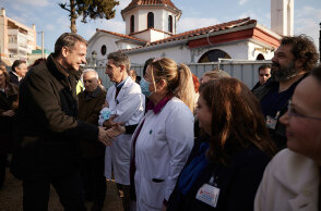 Ο πρωθυπουργός Κυριάκος Μητσοτάκης χαιρετά γιατρούς και νοσηλευτές στο «Μαμάτσειο» Νοσοκομείο Κοζάνης
